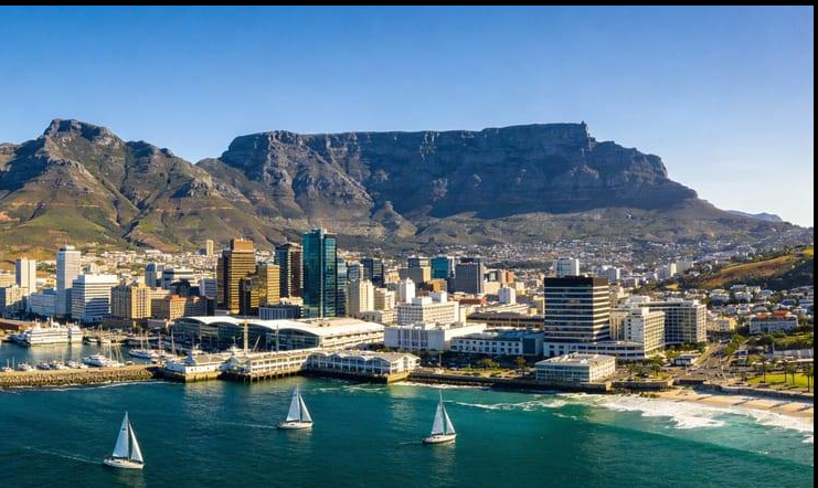 Cape Town Travel Guide – Table Mountain and Cape Town city skyline