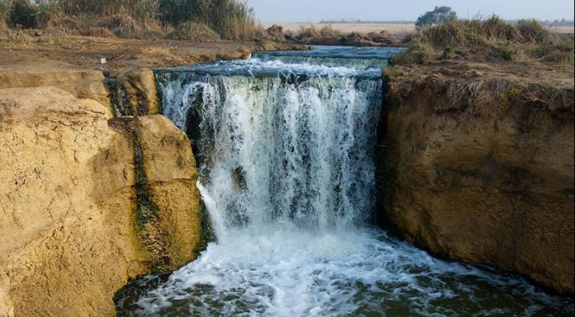 Traveler discovering Siwa Oasis using Egypt travel safari tips