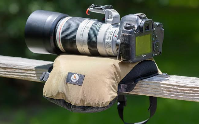 camera lense resting on beam during safari