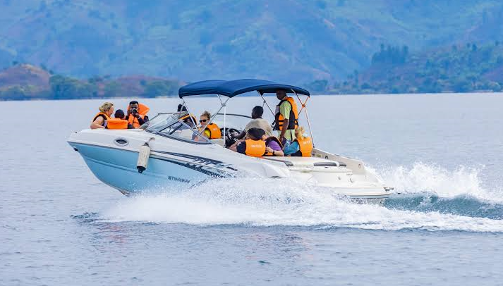 cruise on the nile source in uganda